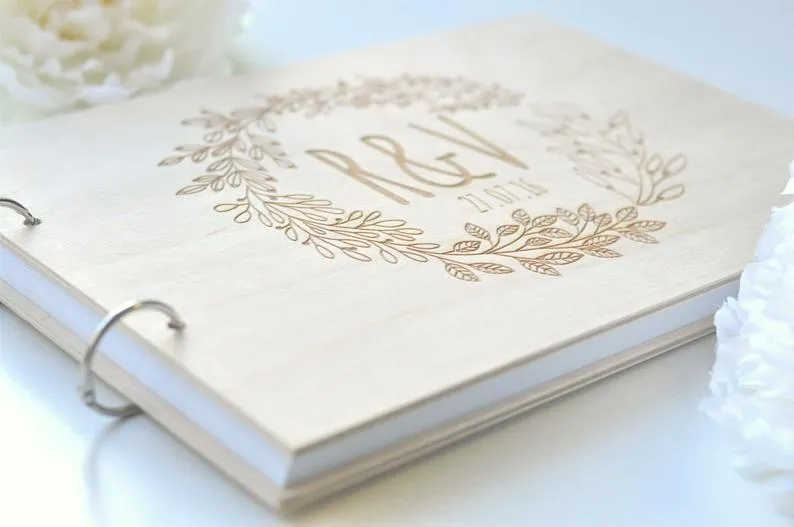 Prägen Sie personalisierte Gästebuchkranz, Garten Hochzeit graviertes hölzerne Gästebuch, Blumenhochzeitdekoration