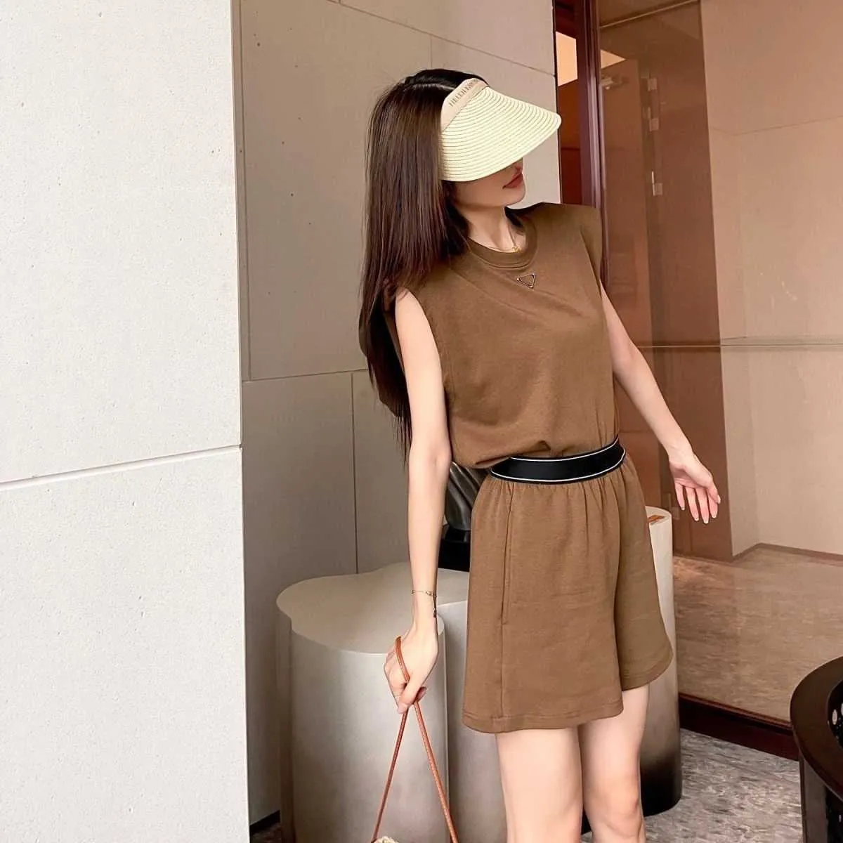 Summer women's sleeveless short sleeve shorts casual fashion suit, acrylic fabric soft and comfortable, loose version of leisure fashion.