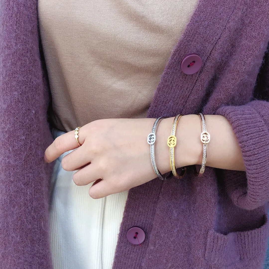 Bracelet en acier et cuir doré pour femmes et hommes, bijou de luxe de styliste avec lettres roses, cadeau, pendentif