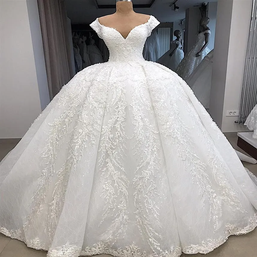 2019 Arabiska Dubai Plus Size Princess Ball Gown Wedding Dresses V Neck Lace Applique Sweep Train Robe Abito Da Sposa Vestido de nov2032