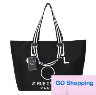 Torby na dufel luksusowy projektant czarny biały torby zakupowe kobiety trójkąt etykieta wodoodporna torba podróży duża pojemność nylonowa mamusia