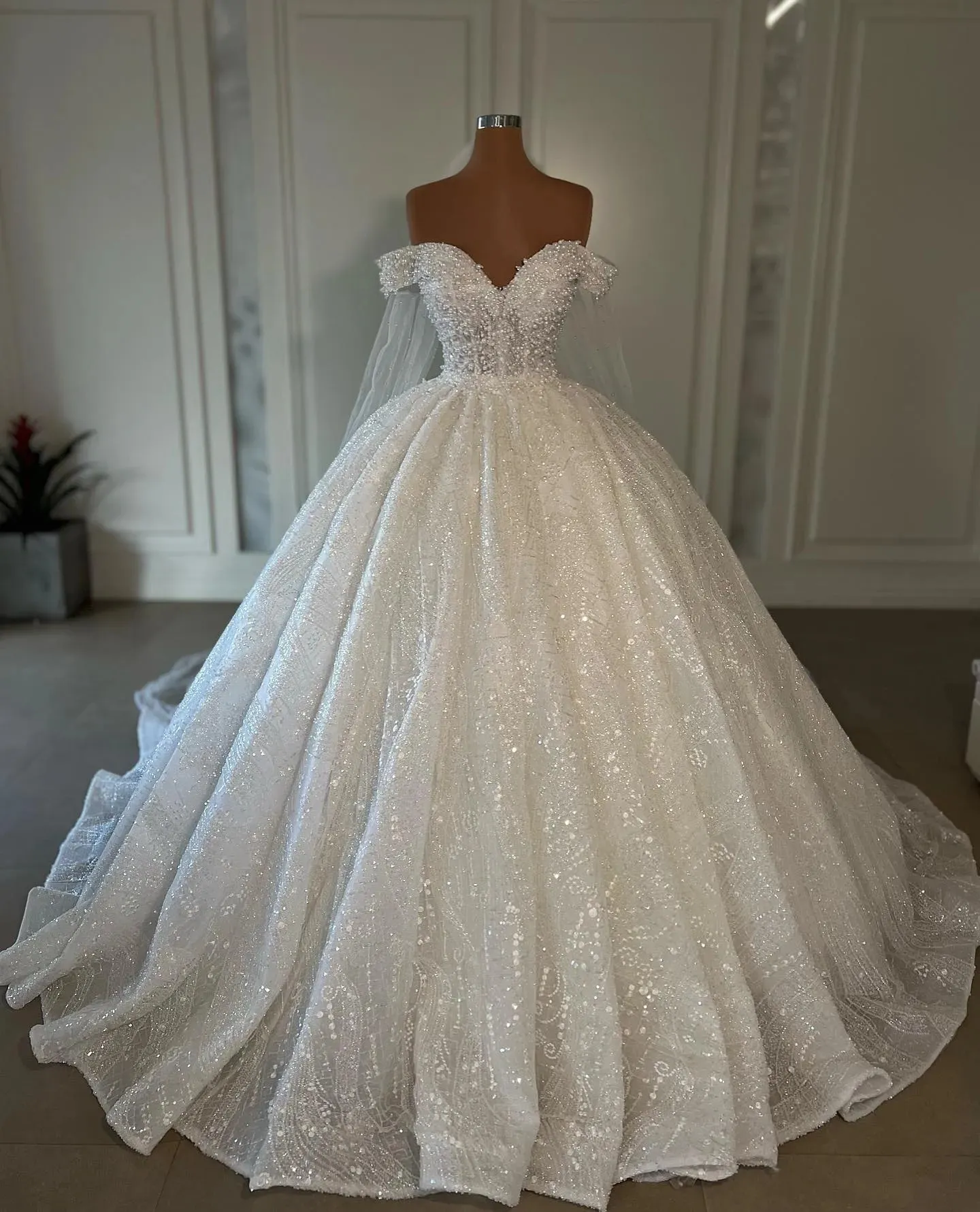 Luxury Ball Gown Wedding Dresses Sleeveless V Neck Strapless Sequins ...