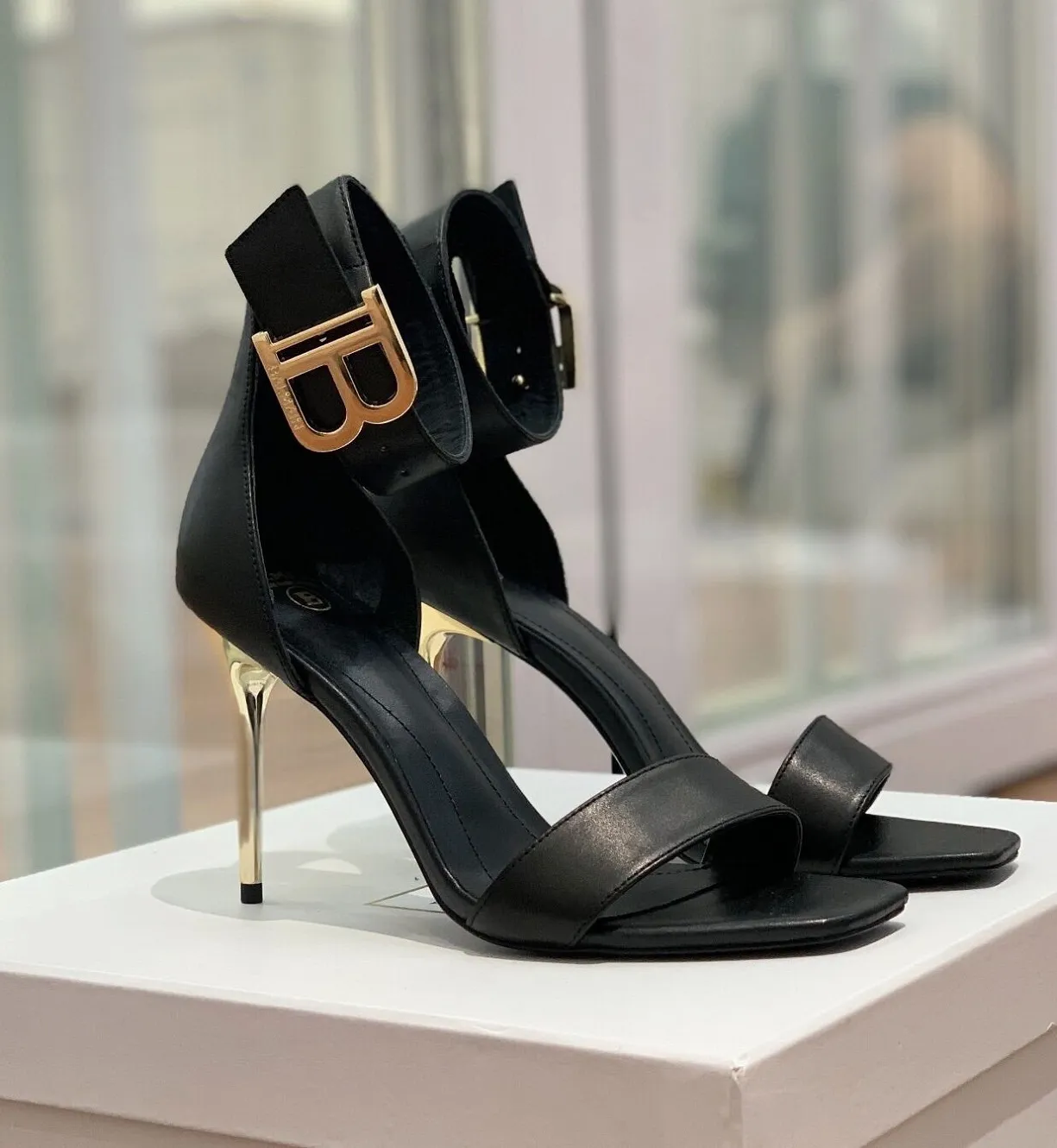 تصميم شهير أوما صندل أحذية النساء ب-العجل العجل من جلد الغزال الذهب محفور على الكعب العالي فستان الزفاف الأنيقة المصارع الصندل EU35-42