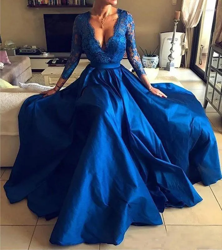 Sukienki imprezowe Abiye gece elbizesi 2023 Blue Blue Plus Size Evening Sukienka Seksowna V Szyjka Koronki z przodu z przodu Front Suknie