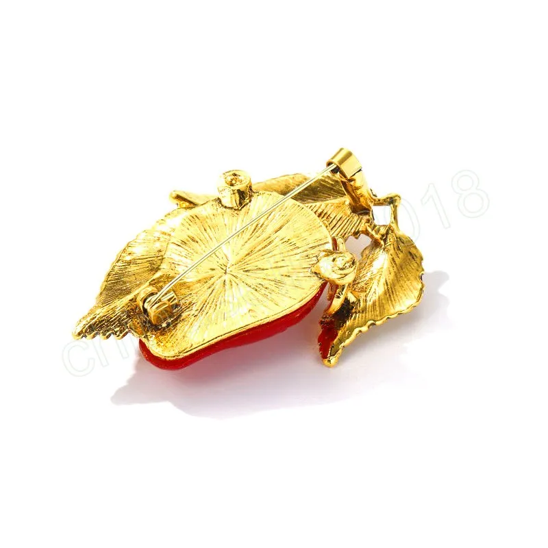 Creative Harts Strawberry Brooches for Women Fashion Fruit Lapel Pins Scarf Buckle Female Coat Badges Nyårsgåvor