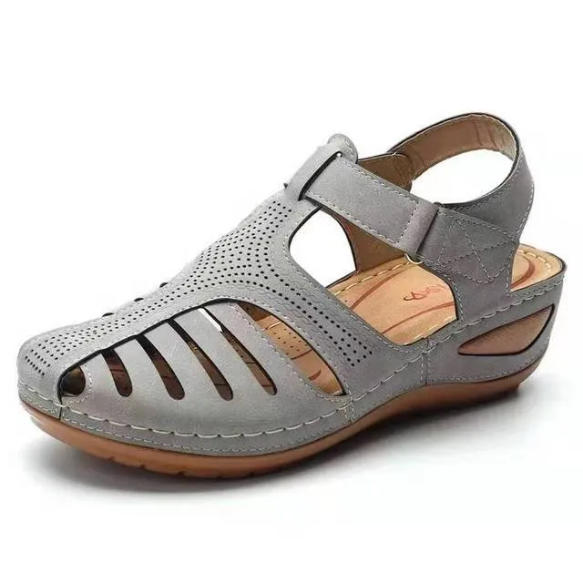 2023 Sandaler Roman Style Wedge Heel Solid Color Stor rund tå hål sandaler för kvinnor mode lyx sommarskor svart rosa vit