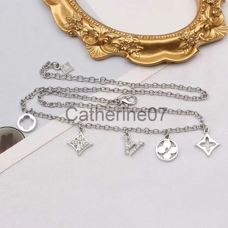 Collane con ciondolo gioielli personalizzati donne collana di trifoglio designer lettere ciondolo collane mens catena di ghiaccio fuori catena di lusso croce catene d'oro canale d'argento vi J230725