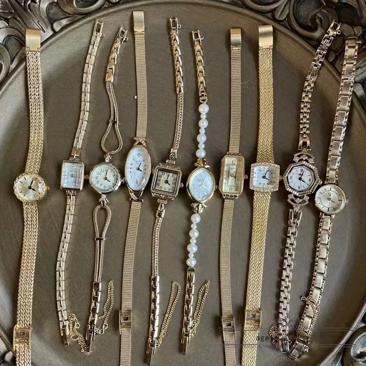 Relógios femininos Banhado a ouro 18K Brass Band Pulseira feminina de quartzo Cadeia de diamantes Mostrador pequeno Luxo de alta qualidade para presente Vintage 230725