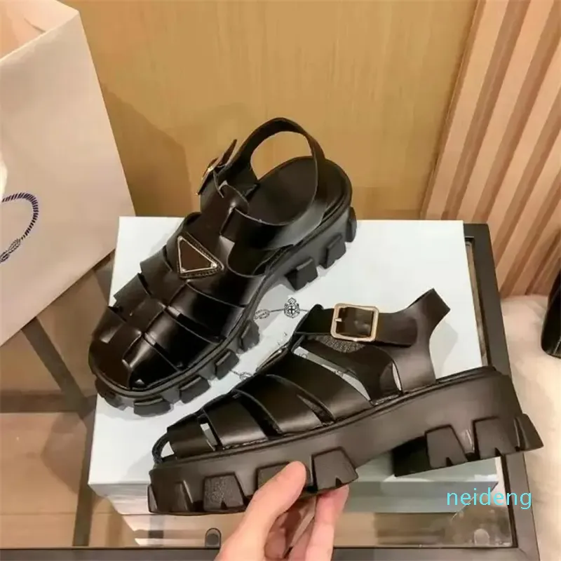 Tasarımcı Lady Deri Sandallar Kadın Sandal Balıkçı Platformu Metal Terlik Retro Plaj Loafers Yuvarlak Ayak Ayakkabıları