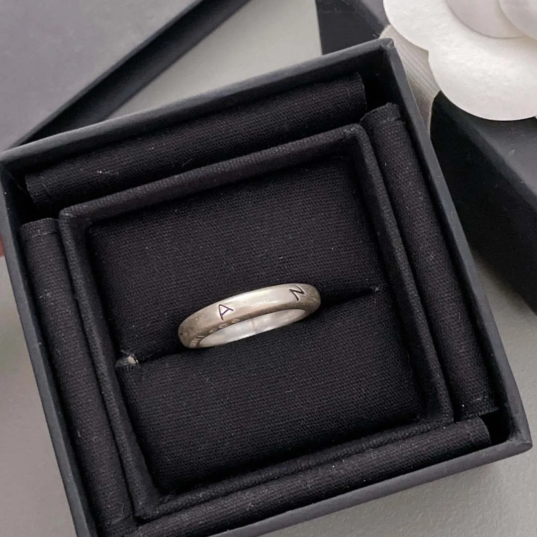 2023 Luxe kwaliteit charm band dunne ring verzilverd met woorden desgin hebben doos stempel speciale stijl PS7354B