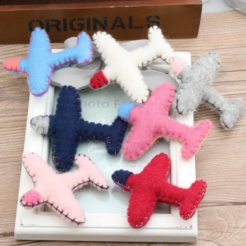 Fermagli per capelli 10PCS 3D Kawaii Airplane Dolls Feltro di lana Tessuto fatto a mano all'uncinetto Gioielli per ragazze Headbnd Decor Button Patch