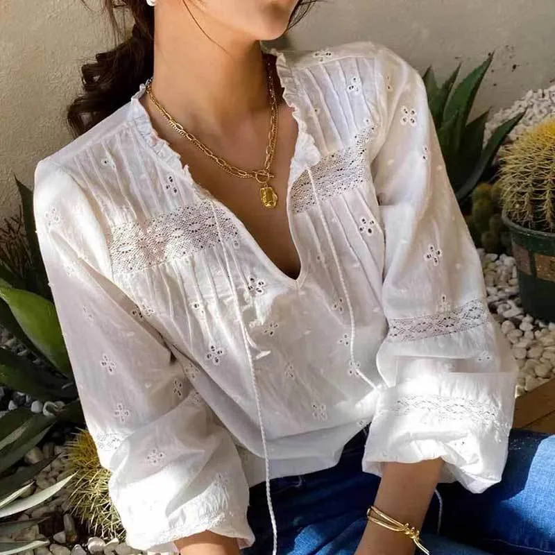 Damenblusen, Hemden, BOHO-inspirierte weiße Bluse für Damen, langärmelig, ausgehöhlte Baumwolle, Frühlings- und Sommer-Tops, Boho-Shirt mit V-Ausschnitt und Quasten, 230726