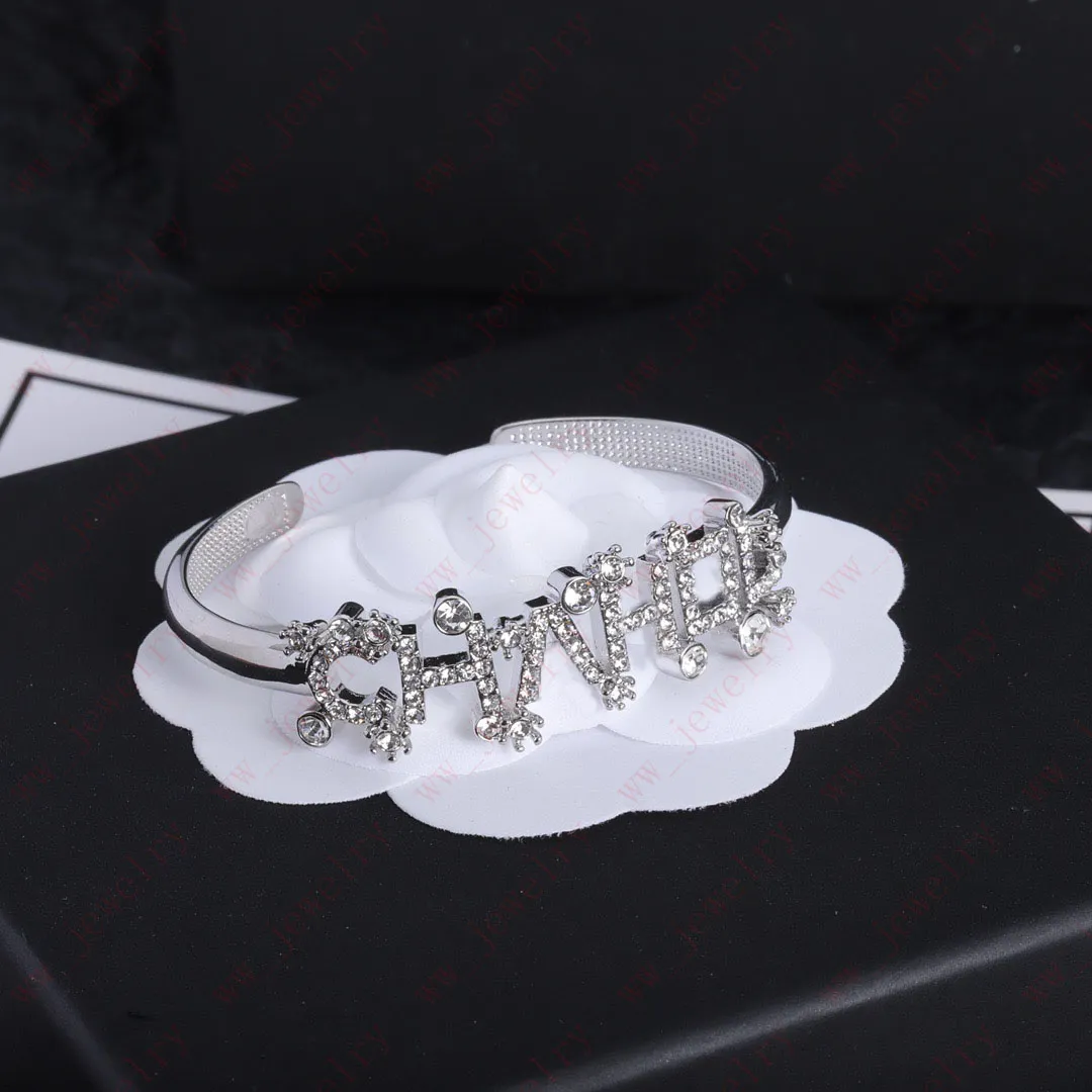 Manchet Zilver flash diamant stereo letter kleine bloem combinatie armband, exquise, sieraden ontwerper voor vrouwen Valentijnsdag banket cadeau ontwerp