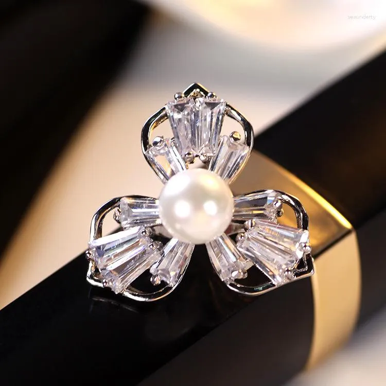 Brosches Female Fashion Crystal Pearl Flower For Women Luxury Silver Color Zircon Alloy Plant Brooch Safety Pins