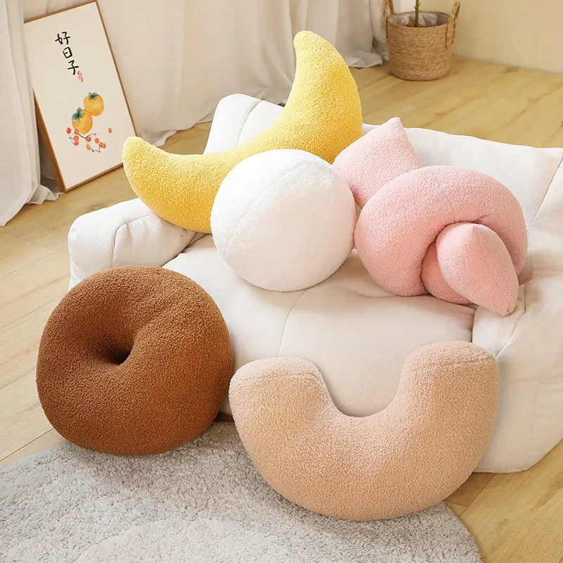 Oreillers en peluche Coussins The Nordic Amorous Feeling Home Decor Coussin en forme de boule de lune jaune en peluche Donut Twist Bar Coussin Cadeaux d'anniversaire 230726