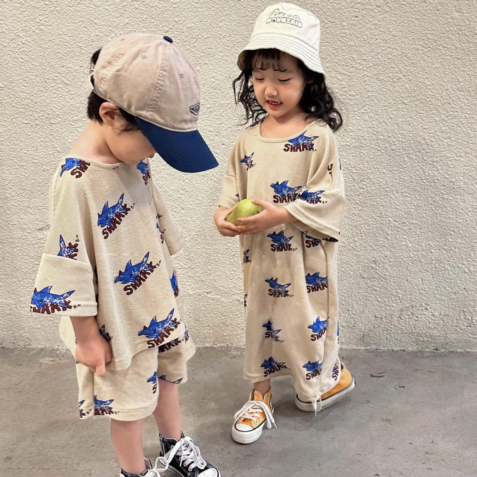 Set di abbigliamento Summer Cool Shark Suit Boy Pullover T-shirt Lettera Pantaloncini Grils Abiti larghi e comodi Fratelli Moda Abiti carini 230725