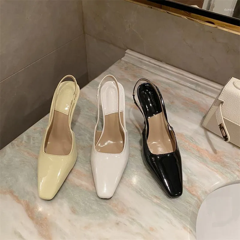 Kvinnors sandaler stövlar fotled rund 2023 ankomster patent läder tunna höga klackar svart/vitt/gult elastiskt band bakre rem 324