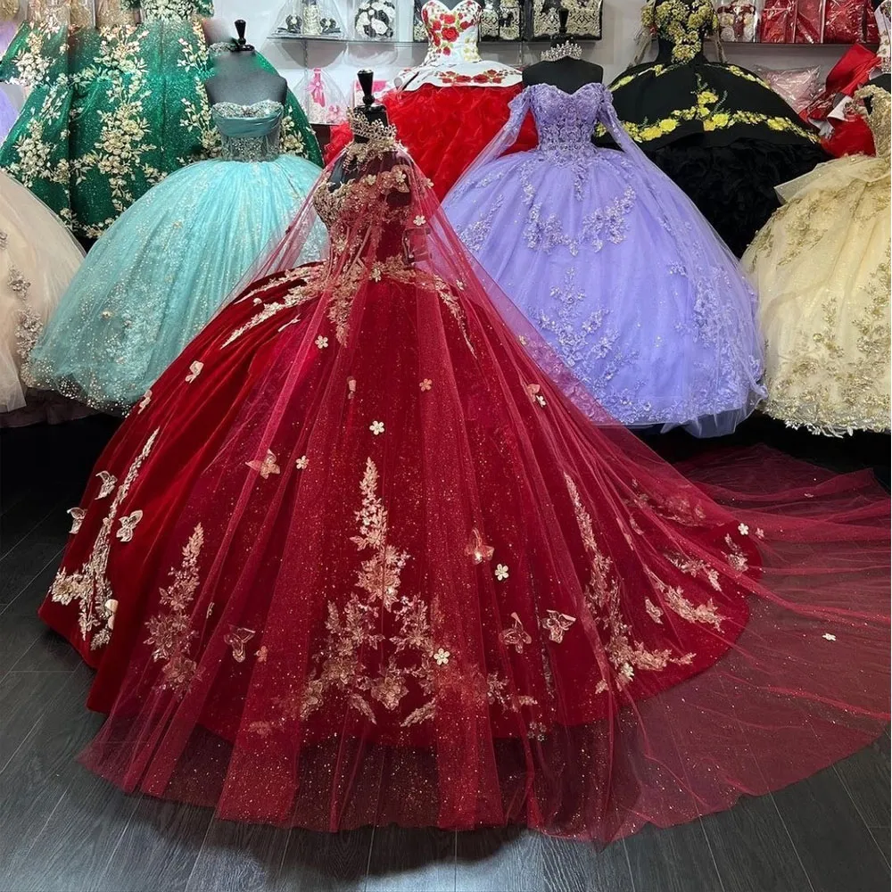 Donkerrood Fluwelen Quinceanera Jurken Gouden Appliqués met Vlinder Sweet 15 Galajurk Off-shoulder Baljurk Junior Meisjes Verjaardagsfeestje Jurk