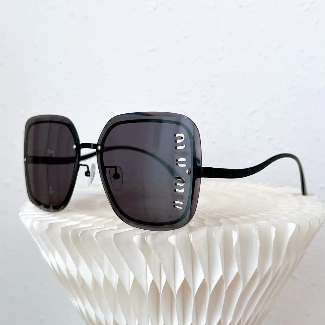 Modedesigner kapabel metall oval liten ram miu solglasögon för män och kvinnor vilda utomhusgatan fotografering solglasögon för förare affärssolglasögon