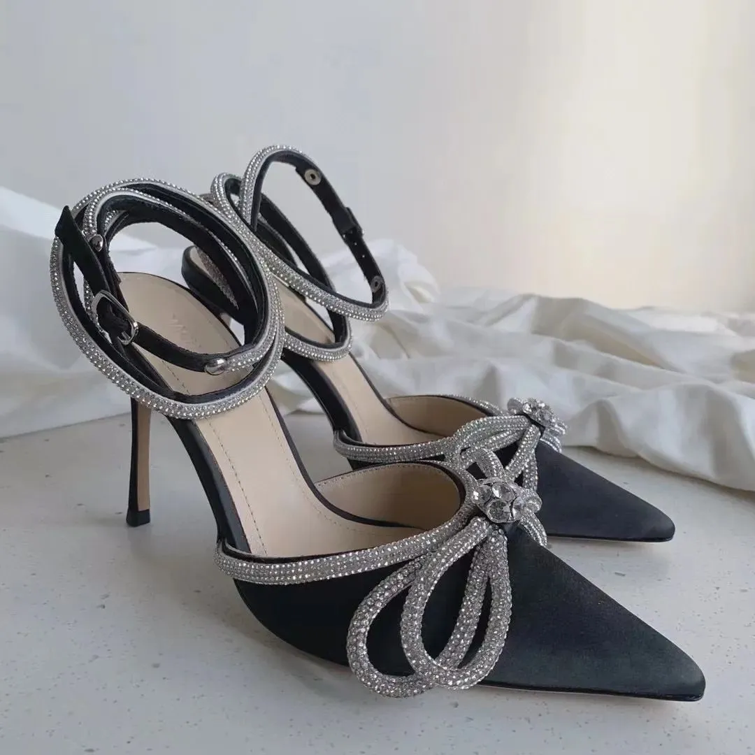 2023 Designers Talons sandales pour femmes mach Satin Fashion party sexy Bow Robe de mariée chaussures Cristal Agrémenté strass chaussure stiletto Talon bride à la cheville sandale