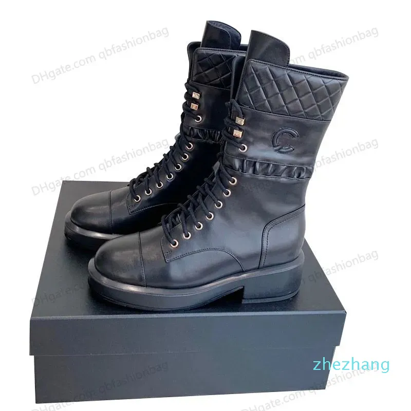 Nieuwe 2023 Beroemde Ontwerper Dames Koeienhuid Chunky Hakken Veterschoenen Ronde Neus Klassieke Zwarte Metalen Letters Ridder Western Snowboot Mode