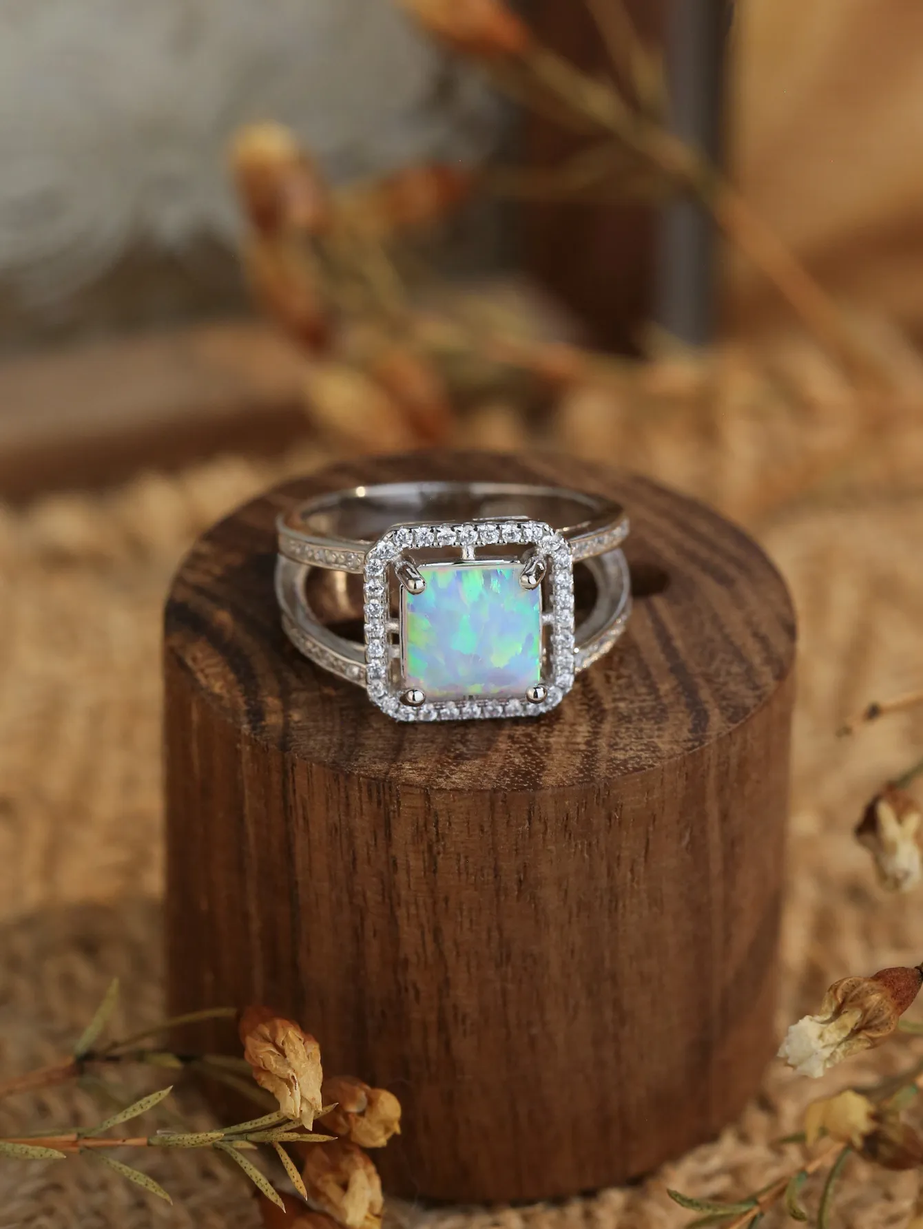 2023 Modny europejski i amerykański popularny S925 Sterling Silver Natural White Opal Ring Fashion Wszechstronny pierścień dla kobiet