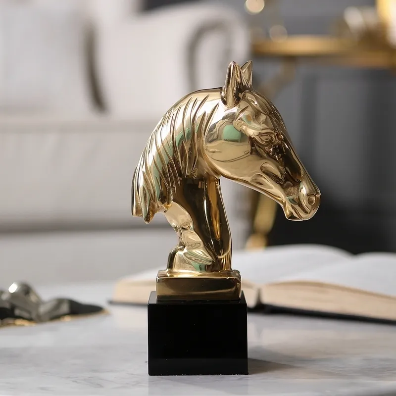 Objets décoratifs Figurines Accessoires de décoration d'intérieur Figurine tête de cheval doré avec socle en cristal noir pour salon Objets d'ornement Sculpture d'art en laiton 230726