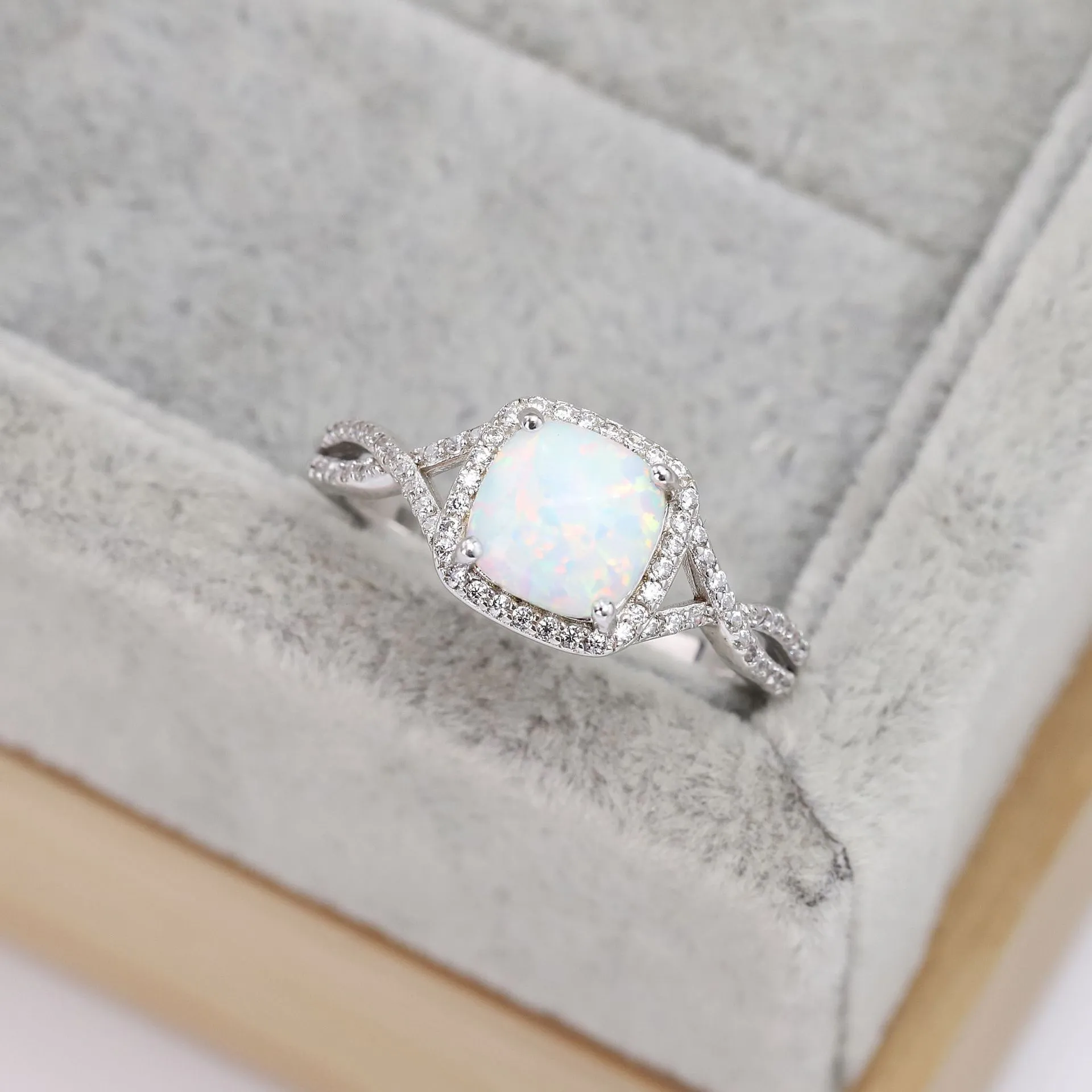 2023 Nuovo anello in argento sterling S925 Anello di diamanti con gemma australiana quadrata semplice Anello di fidanzamento personalizzato elegante