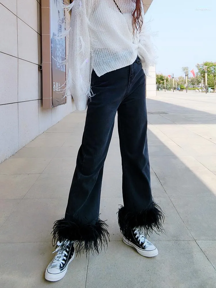 Damen Jeans Herbst Winter Mode Straußenfeder dekorative schwarze hohe Taille gerade lose leicht ausgestellte kurze Jeanshose