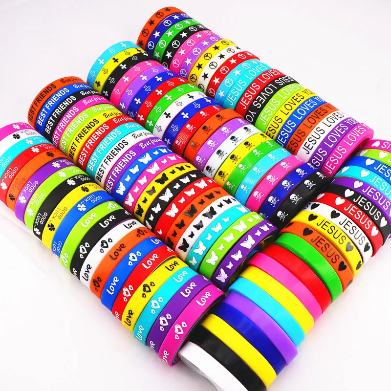 Bangle Pack med 100st Multicolor Elasticity Jesus Cross Skull Peace Farterfly etc Style handled manschett Silikonarmband för man kvinnor 230726