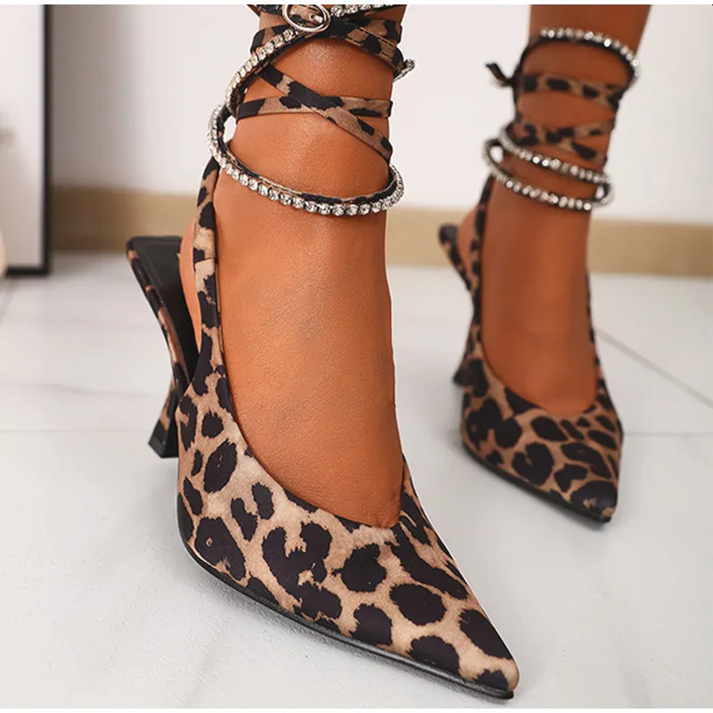 Sapatos sociais leopardo sexy saltos femininos sandálias com cadarço bico fino salto alto estilingue feminino tira no tornozelo sapatos de festa feminino mulas 230726