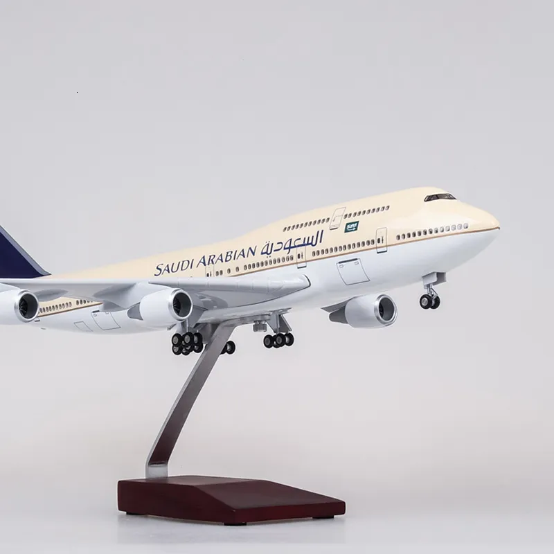 Uçak Modle 1/150 Ölçek 47cm Uçak B747-400 Uçak Suudi Havayolları Arap Model W Işık ve Tekerlekler Diecast Plastik Düzlem 230725