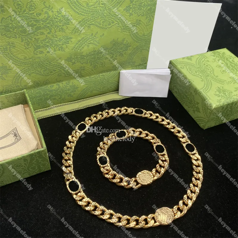 Set di gioielli con bracciale a lettera intrecciata di design con collane in oro di lusso con scatola