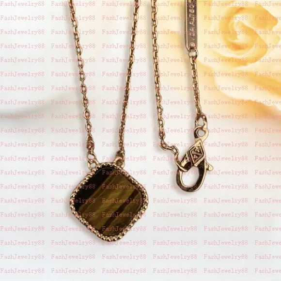 ペンダントネックレス女性のための新しいクラシックファッションペンダントネックレスエレガント4Four Leaf Clover Locketネックレス