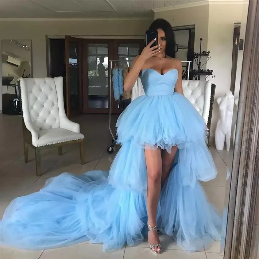 Abiti da ballo alti e bassi 2021 Sweetheart Ruffles Tulle azzurro Corto davanti lungo dietro Abiti da festa per la laurea Abiti da sera270n