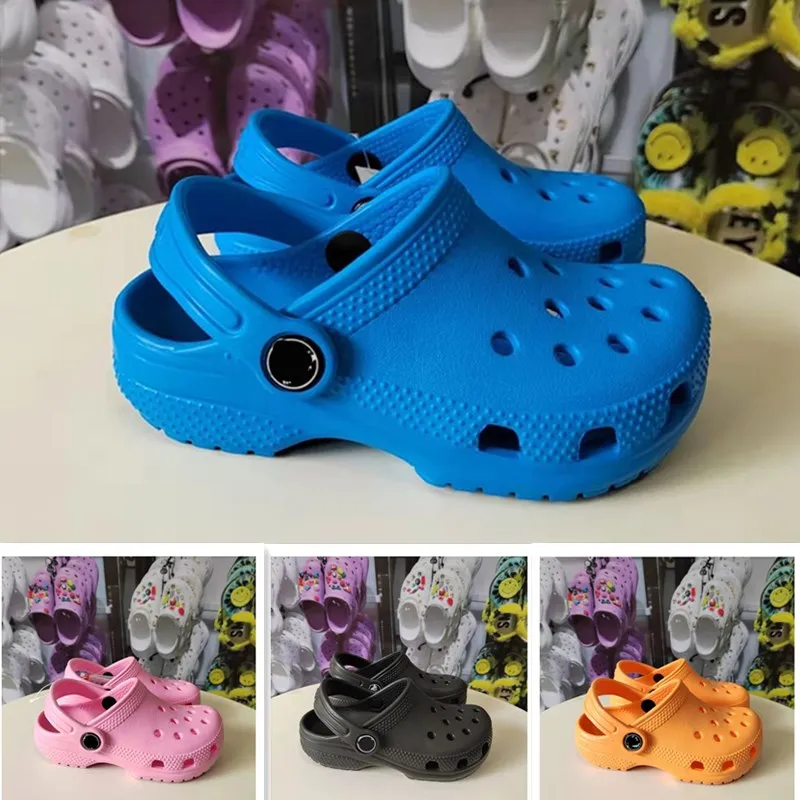 2023 Çocuklar Slipper Flip Flop Terlik Tasarımcı Toddlers Croc Sandalet Hole Clog Erkek Kızlar Plaj Ayakkabıları Bebekler Bebek Günlük Yaz Genç Çocuklar Slaytlar Işık