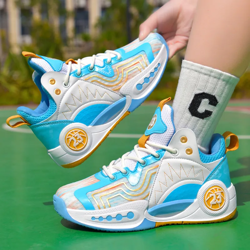 Basket forme chaussette sale