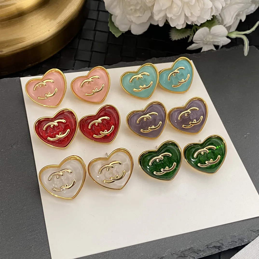 Eleganti orecchini a bottone 6 colori Designer di marca Charm Stud Doppi cletters Famose donne amano il regalo Orecchino a cuore Accessori per gioielli con francobolli per feste di nozze
