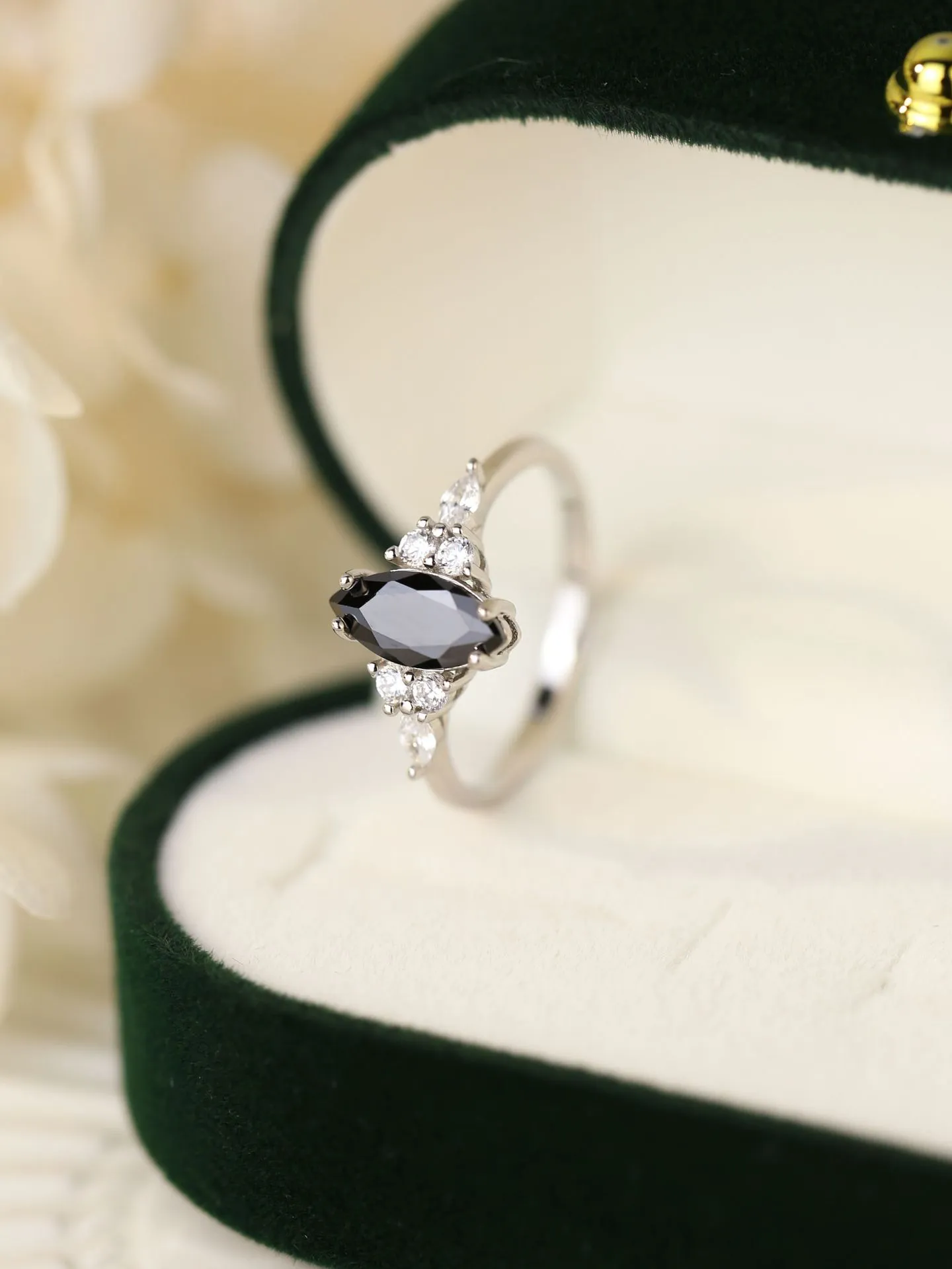 2023 Nuovo anello in argento sterling S925 alla moda Anello ovale in agata nera con diamanti Anello da donna dal design semplice europeo e americano