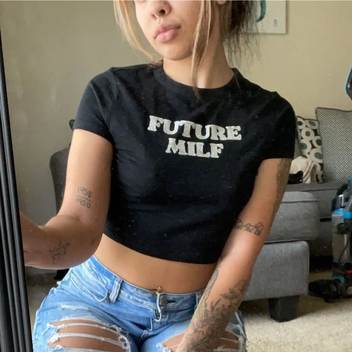 Camiseta de mujer FUTURE MILF Black Baby Crop Tee Aesthetic Top 2000s Inspired Tee Y2K Slogan Graphic Fashion Girls Camiseta de algodón Regalo para ella 230727