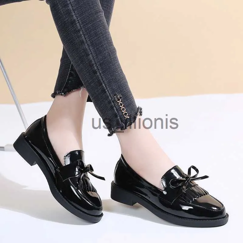 Sapato social Rimocy preto couro envernizado feminino plataforma sem cadarço para mulher 2023 primavera britânico com borla sapatos baixos casuais feminino J230727