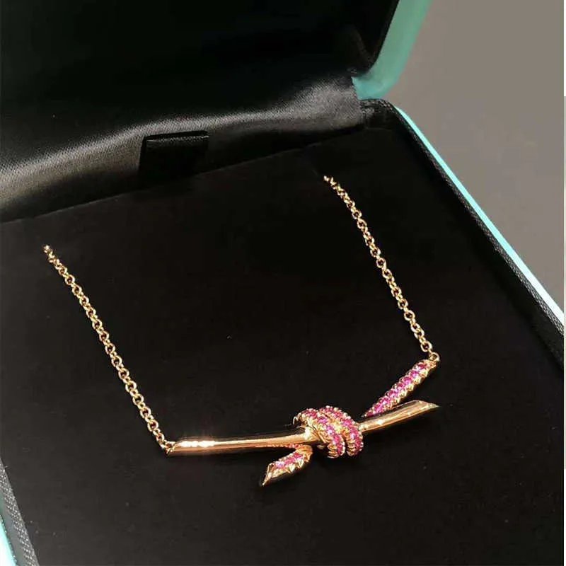 Designer Brand Tiffayss Nieuwe Twisted Knot -ketting voor Dameslicht Luicht Luxe Kleine en populaire roségouden Bow Collar Chain High Grade Pink