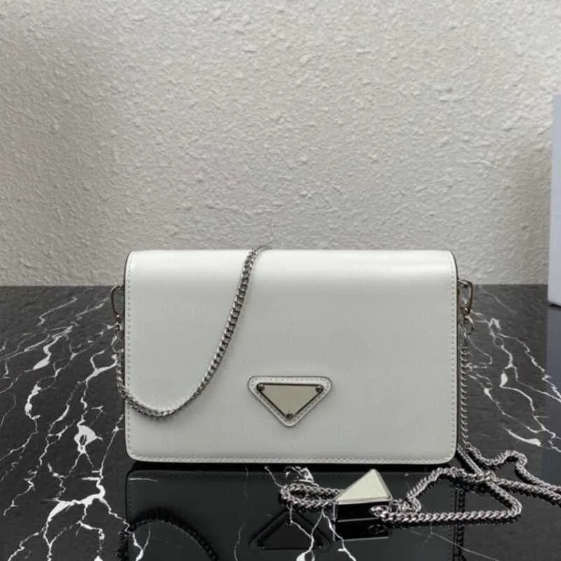 2023 Ventes directes d'usine de haute qualité Simple et à la mode couleur unie collier triangle en cuir de vachette brillant petit carré sac à bandoulière simple épaule pour les femmes