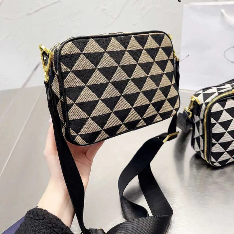 2023 Venta directa de fábrica de alta calidad Prad Classic Triangle Saffiano One Shoulder Crossbody Small Square Camera Bag Unisex