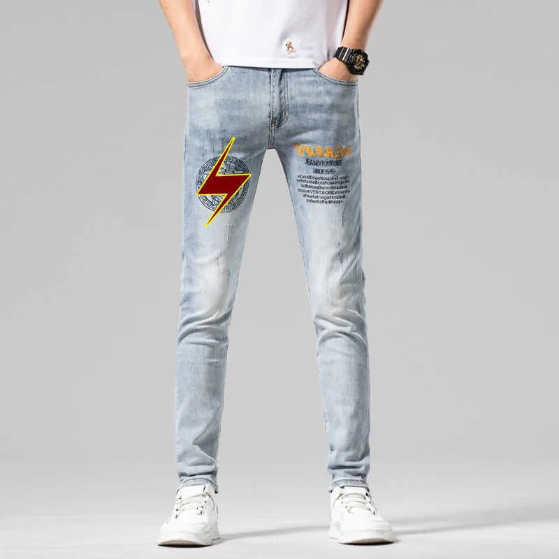 Herrenjeans Designer-Jeans für Männer Frühlings- und Sommermode Neue Jugend hellblaue Jeans Herrenpersönlichkeit elastische kleine Füße gerade lange Hosen Hosen C7EI