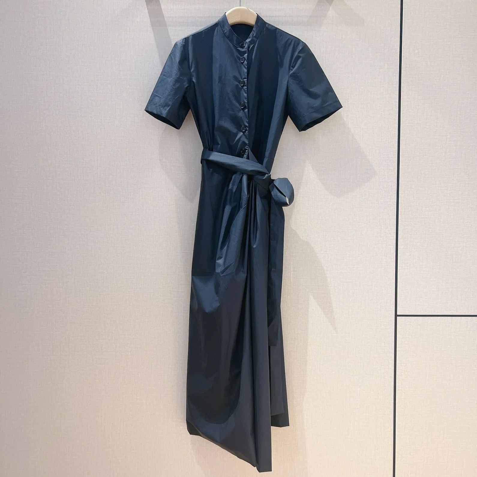 ヨーロッパのファッションブランドスタンドカラー半袖の非対称ドレープレースアップレトロスタイルのドレス