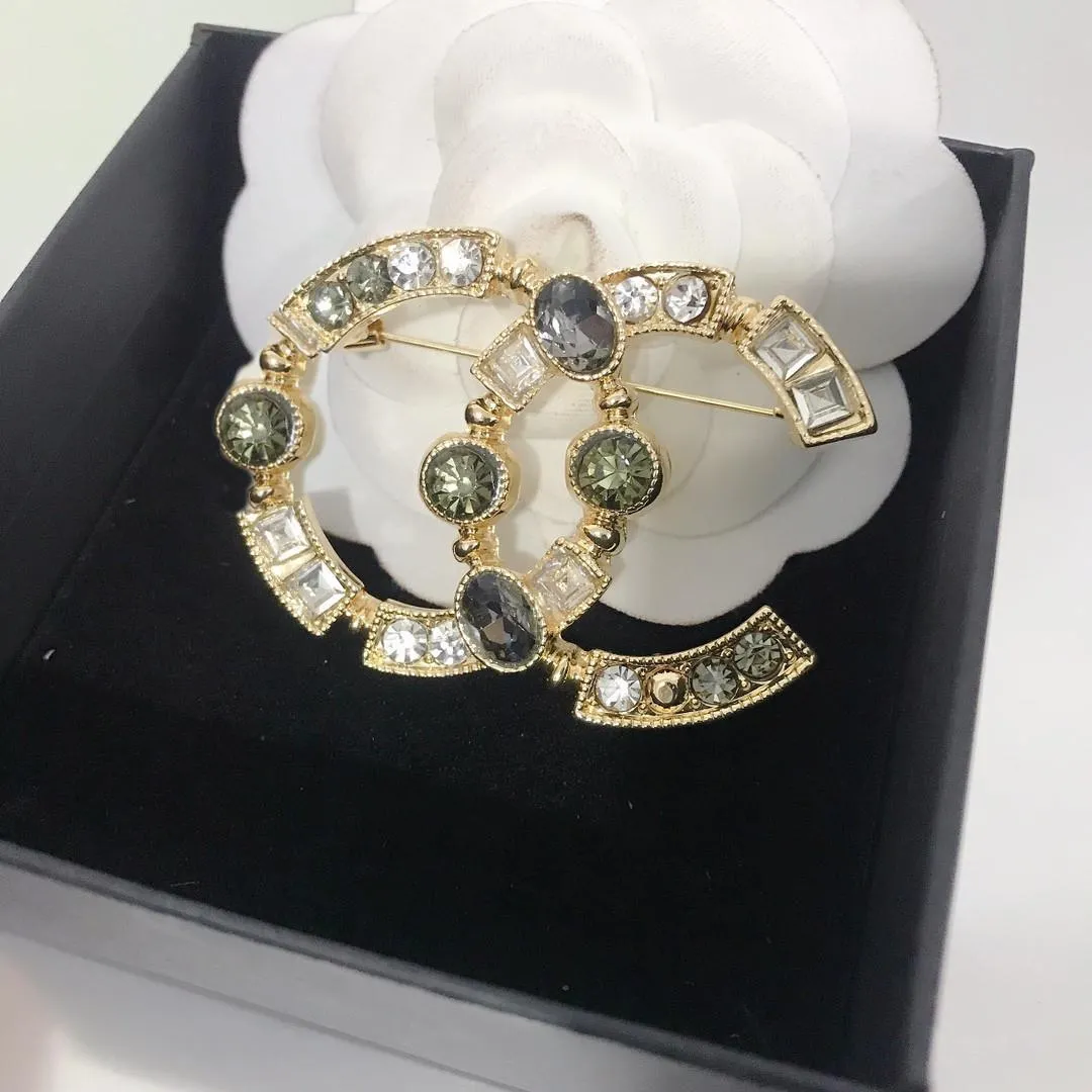 Nyaste klassiska lyxvarumärkesdesigner Letter Pins Brosches Women Crystal Pearl Brosch Suit Pin Wedding Party Jewerlry Accessories Gifts 20Style