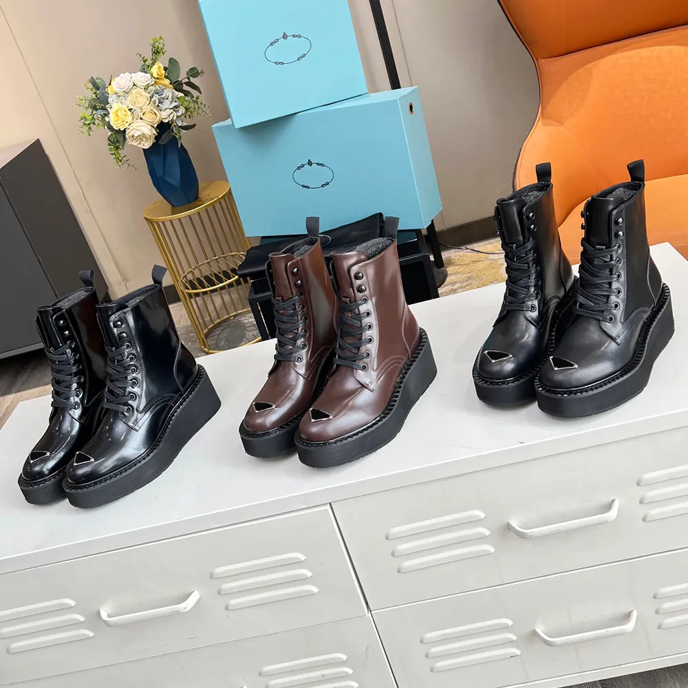 Nuevas botas de diseñador para mujer Logotipo de triángulo de metal esmaltado 23s Otoño Invierno Bota con cordones Botines de cuero de vaca Martin Botines de plataforma de moda clásica Botas de moto