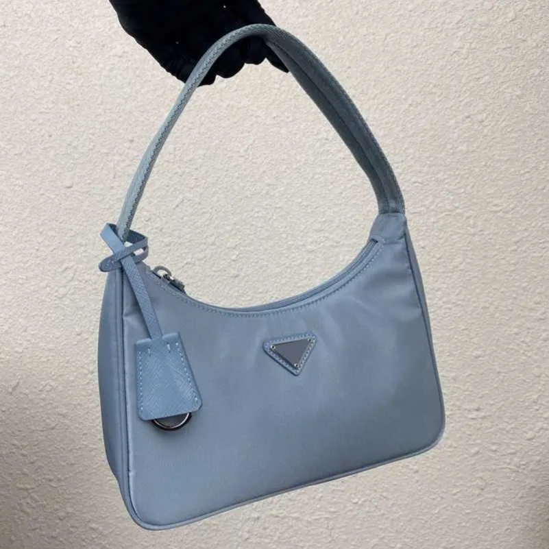 2023 Fabrik Direktförsäljning Högkvalitativ klassisk mode mångsidig hobo triangel Nylon tyg Half Moon Medieval Club Single Shoulder Underarm Handheld Women's Bag