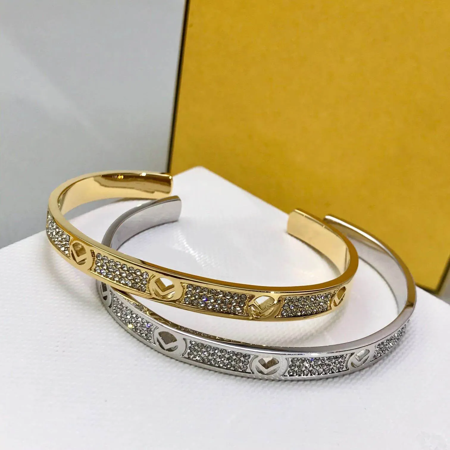 Nouveau créateur de bracelet de luxe de mode pour les femmes Cadeaux de bijoux de fiançailles Le cadeau parfait pour les femmes bijoux de fête de mariage